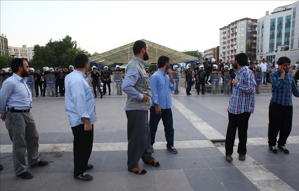 ABD Adana Konsolosluğu'nun iftar programı protesto edildi