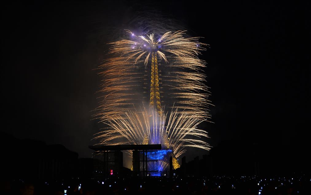 Eiffel'de havai fişek gösterisi