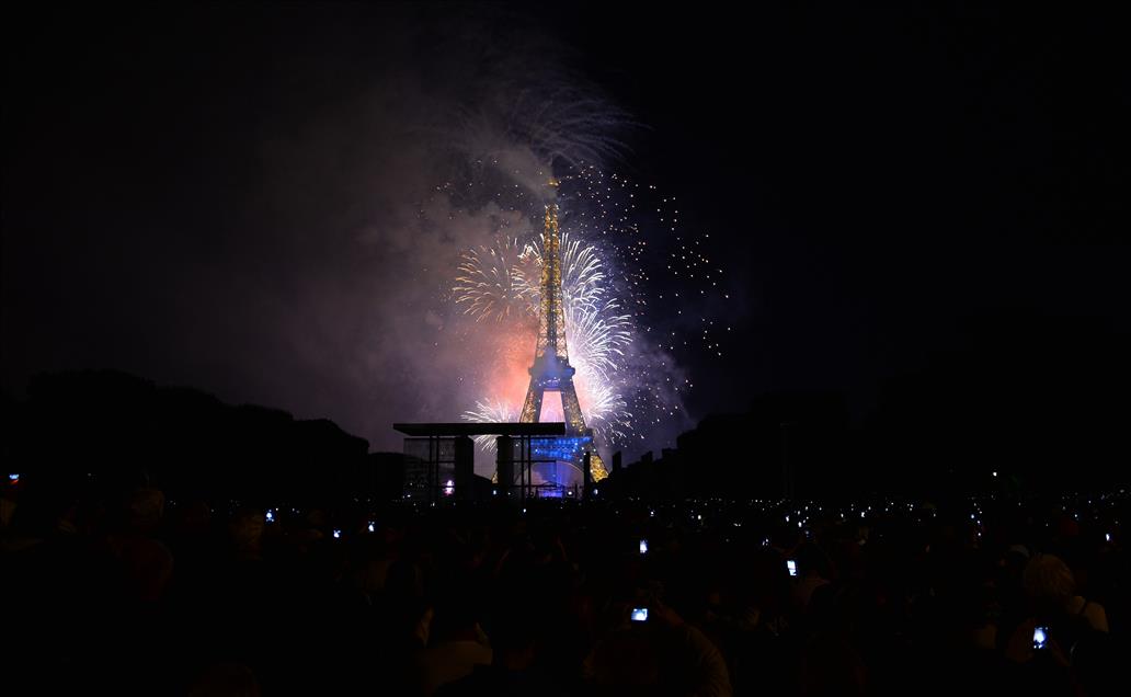 Eiffel'de havai fişek gösterisi
