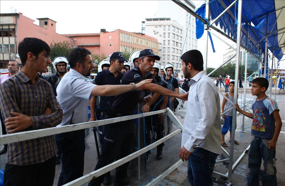 ABD Adana Konsolosluğu'nun iftar programı protesto edildi
