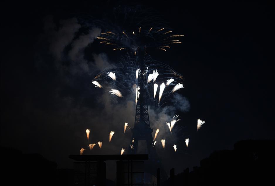 Eiffel'de havai fişek gösterisi
