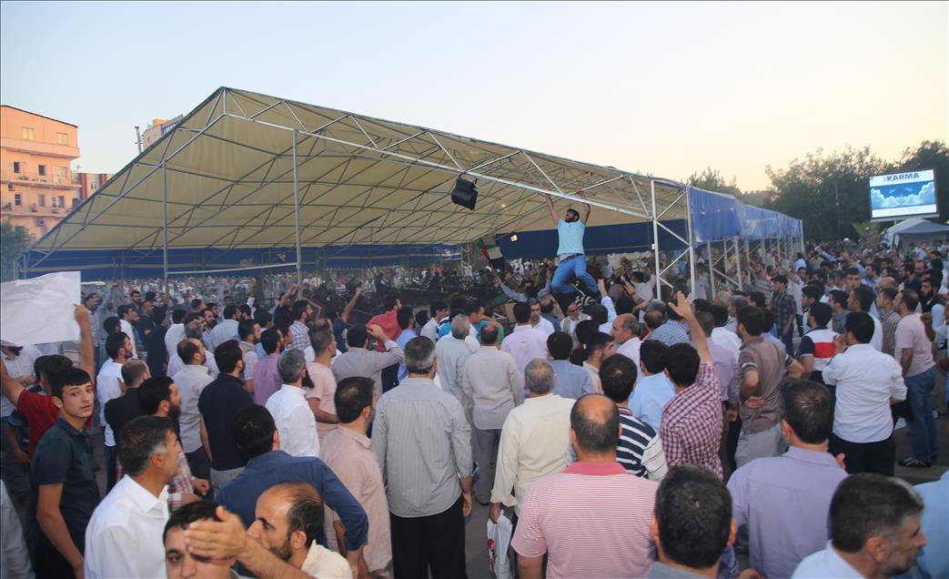 ABD Adana Konsolosluğu'nun iftar programı protesto edildi