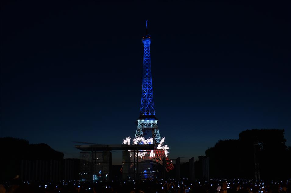 Eiffel'de havai fişek gösterisi