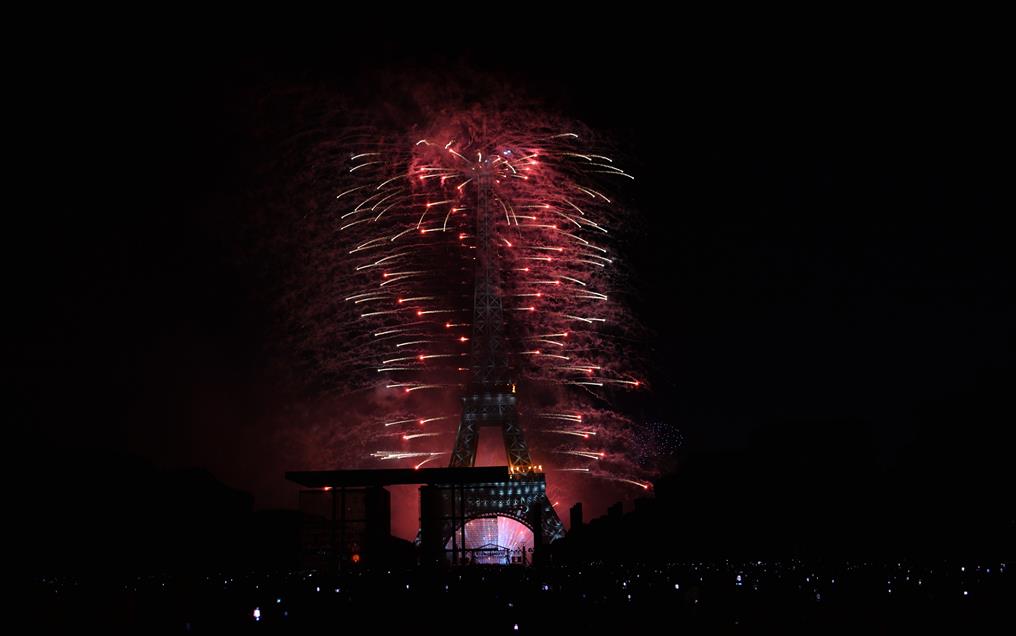 Eiffel'de havai fişek gösterisi
