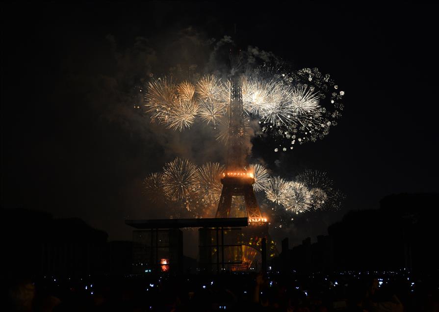 Eiffel'de havai fişek gösterisi