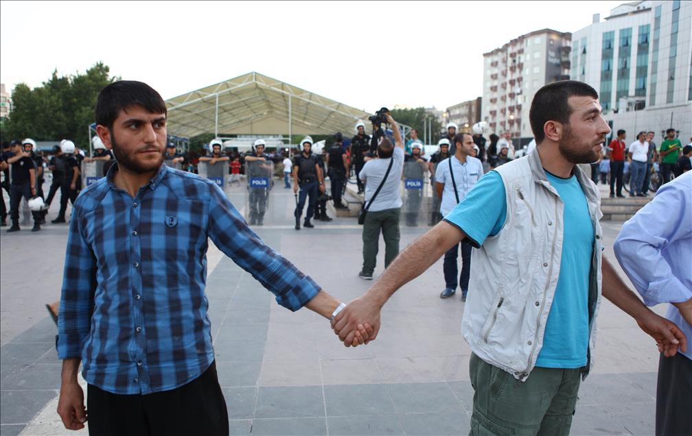 ABD Adana Konsolosluğu'nun iftar programı protesto edildi