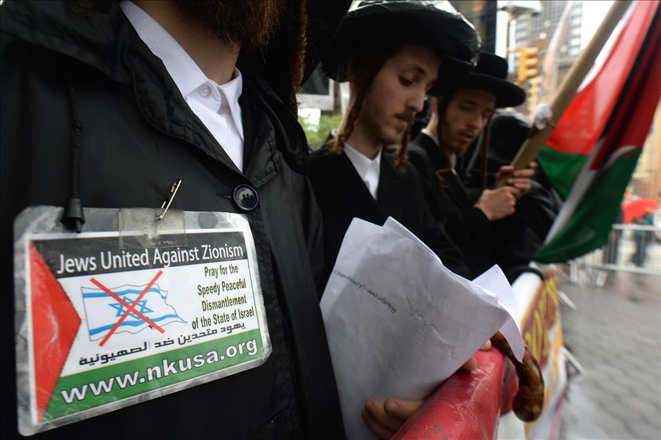 Jewish protest the airstrikes of Israel 