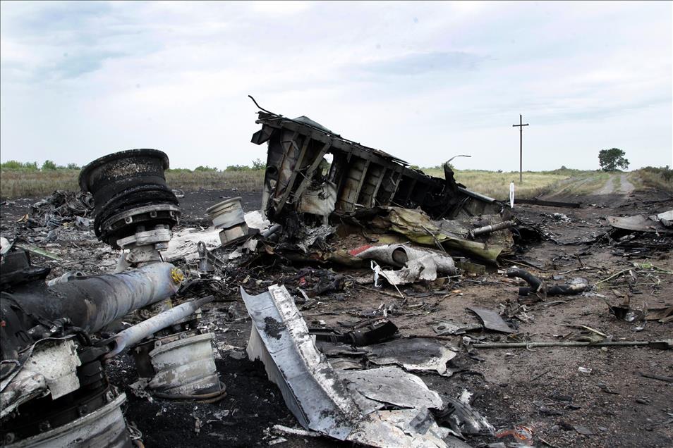 Experts inspect the wreckage of Malaysia Airlines plane - Anadolu Ajansı