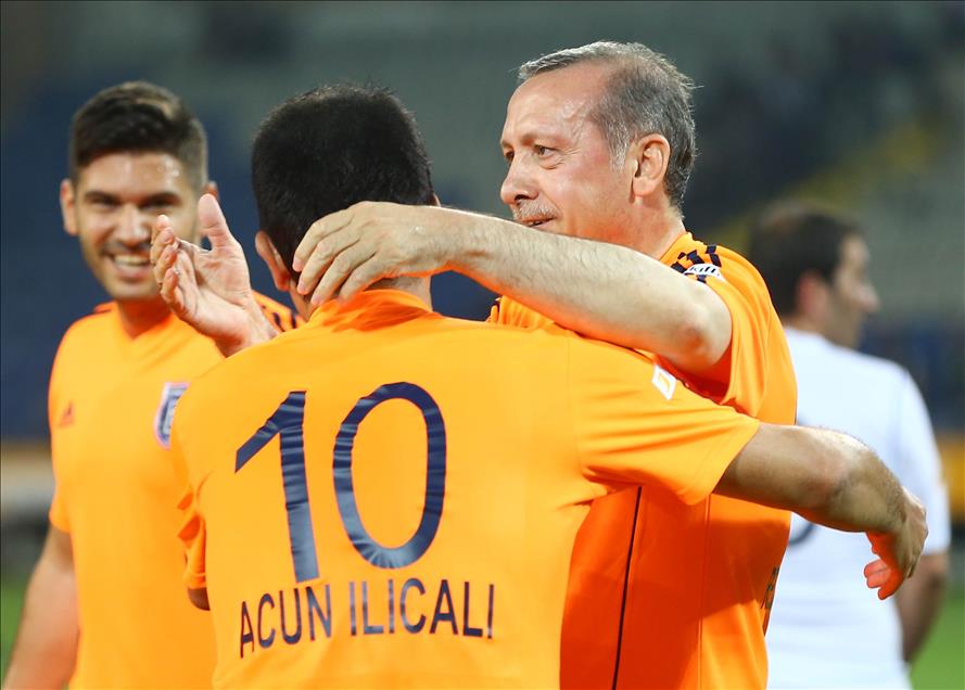 Erdoğan stad açılışında forma giydi
