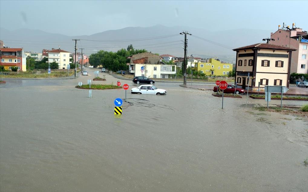 Sağanak yaşamı olumsuz etkiledi