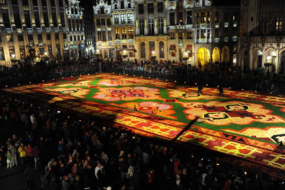 Brüksel'in tarihi meydanı Grand Place çiçeklerle Türk halısına bezendi