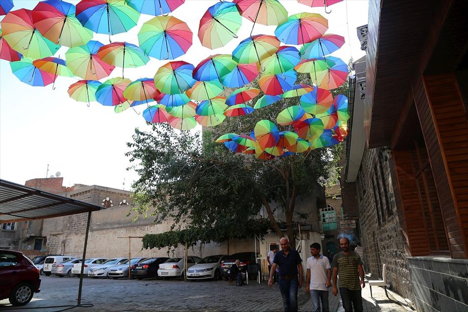 Sokağa "şemsiyeli" dekorasyon