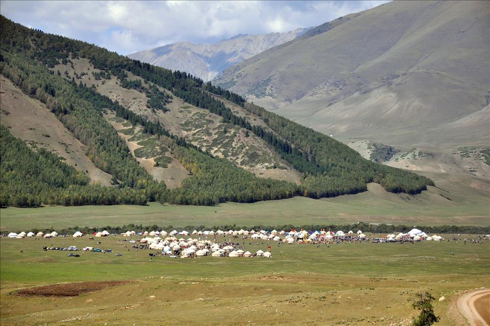Kırgızların zengin göçebe kültürü yaylada sergileniyor