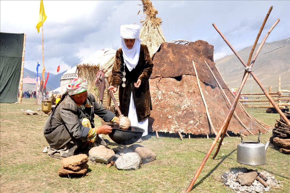 Kırgızların zengin göçebe kültürü yaylada sergileniyor