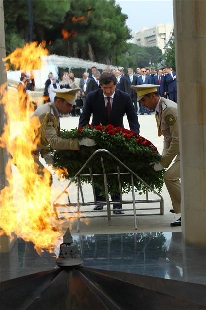 Başbakan Davutoğlu Bakü'de