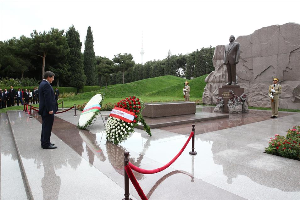 Başbakan Davutoğlu Bakü'de
