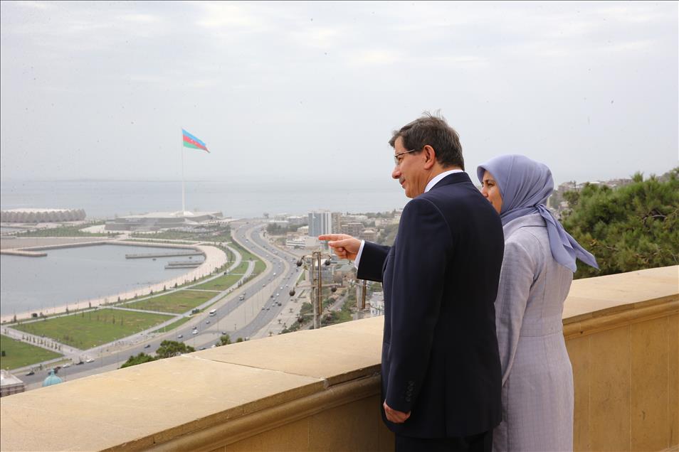 Başbakan Davutoğlu Bakü'de