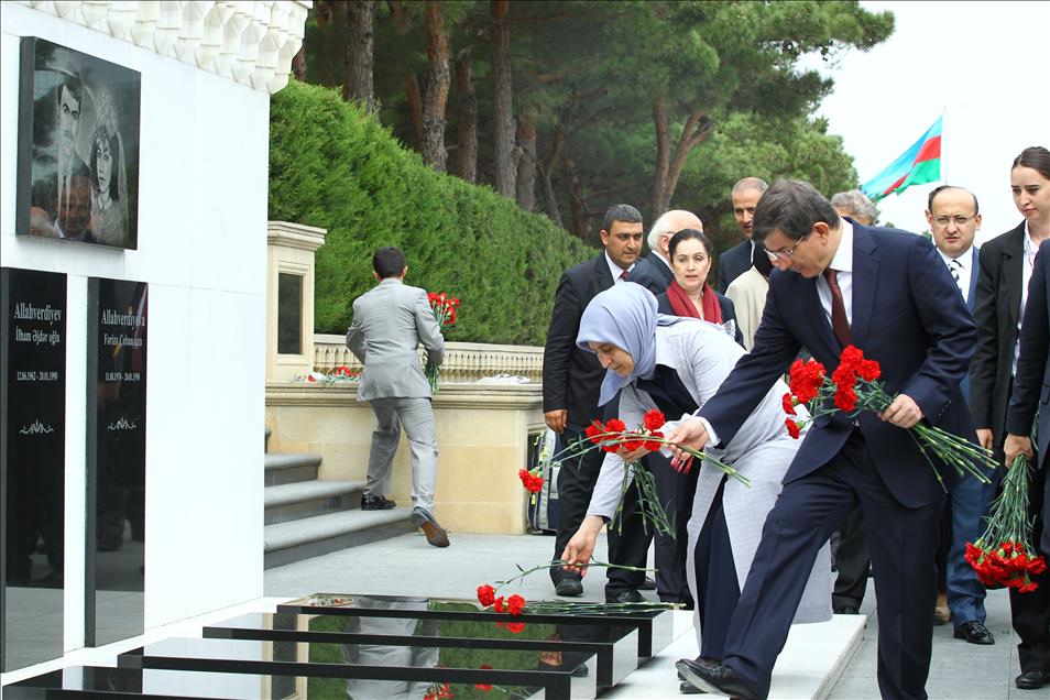 Başbakan Davutoğlu Bakü'de