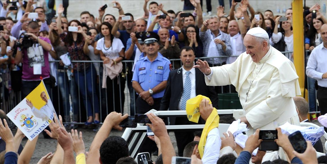Papa Franciscus Arnavutluk'ta