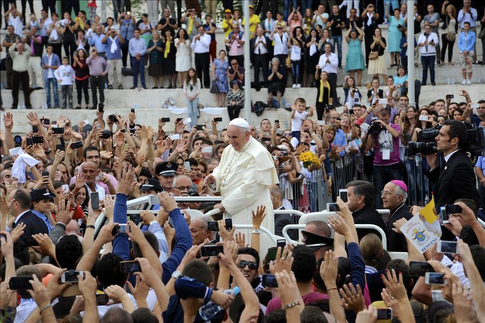Papa Franciscus Arnavutluk'ta