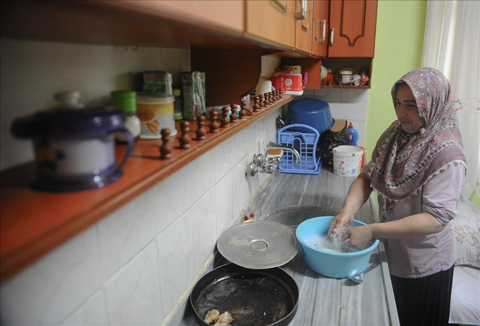 Görme engelli 3 kızına 40 yıldır ışık oluyor