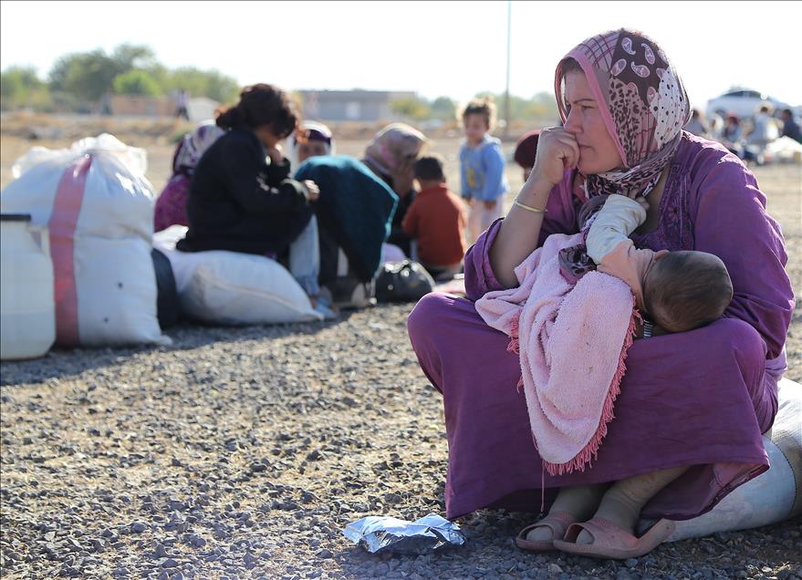 130,000 Syrian refugees cross into Turkey
