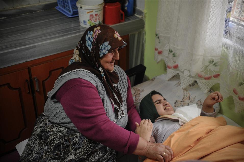 Görme engelli 3 kızına 40 yıldır ışık oluyor