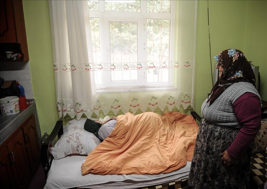 Görme engelli 3 kızına 40 yıldır ışık oluyor