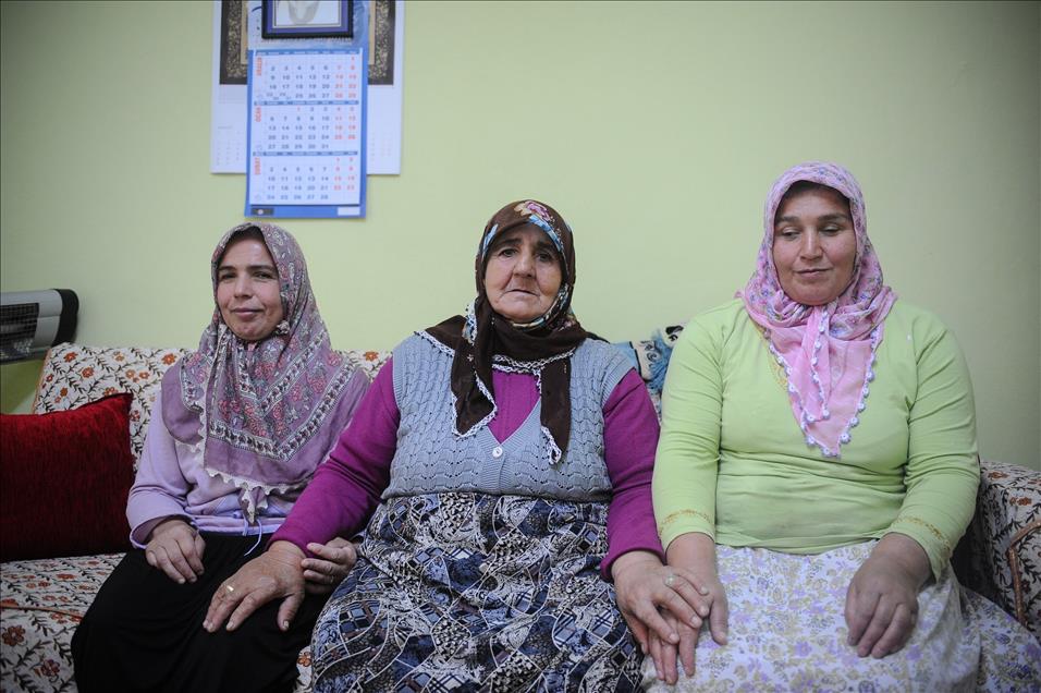 Görme engelli 3 kızına 40 yıldır ışık oluyor