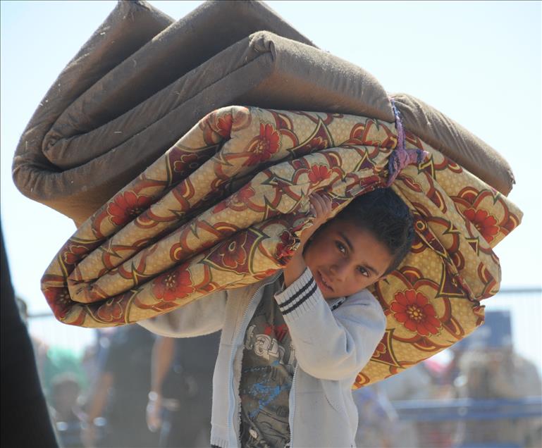 130,000 Syrian refugees cross into Turkey