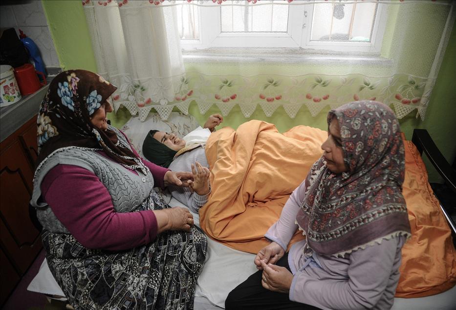 Görme engelli 3 kızına 40 yıldır ışık oluyor