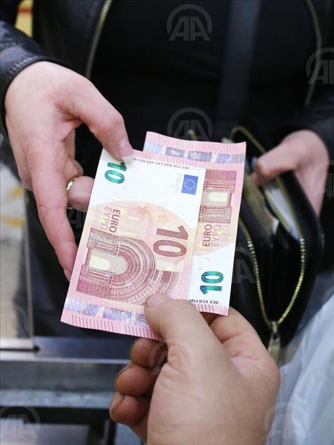 New Euro bank notes enter circulation