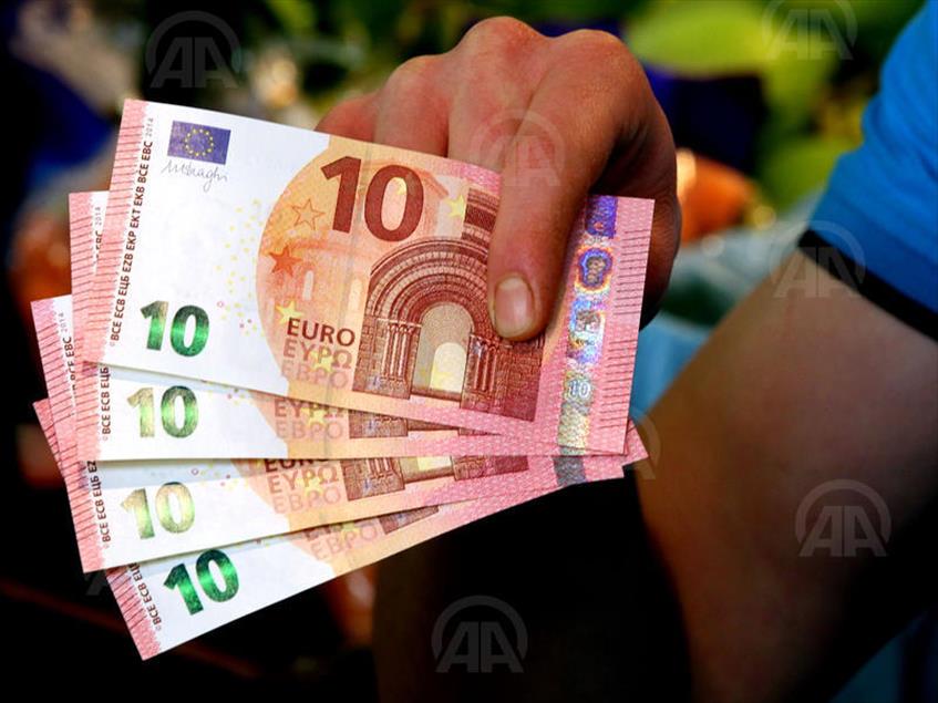New Euro bank notes enter circulation