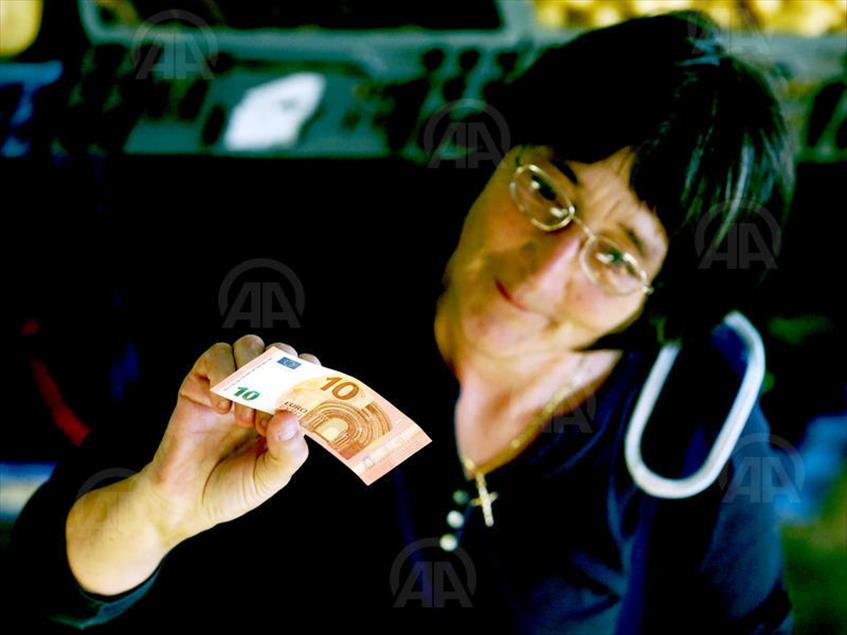 New Euro bank notes enter circulation