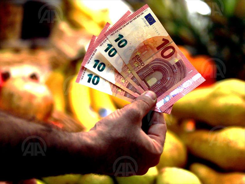 New Euro bank notes enter circulation