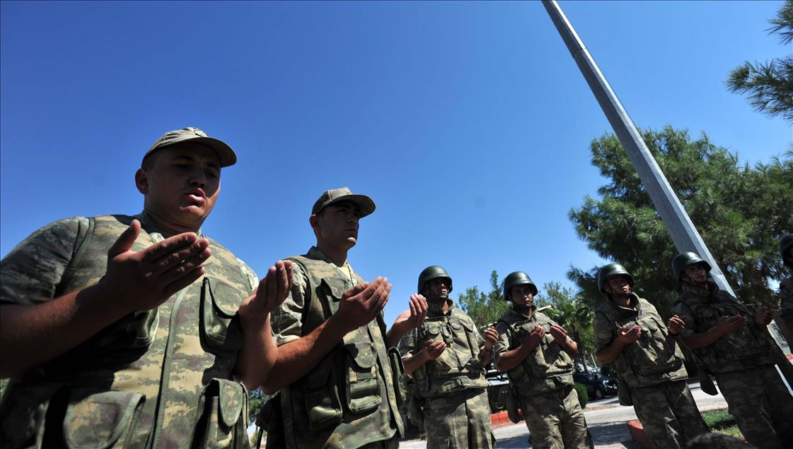 Suriye sınırında askerler bayramlaştı