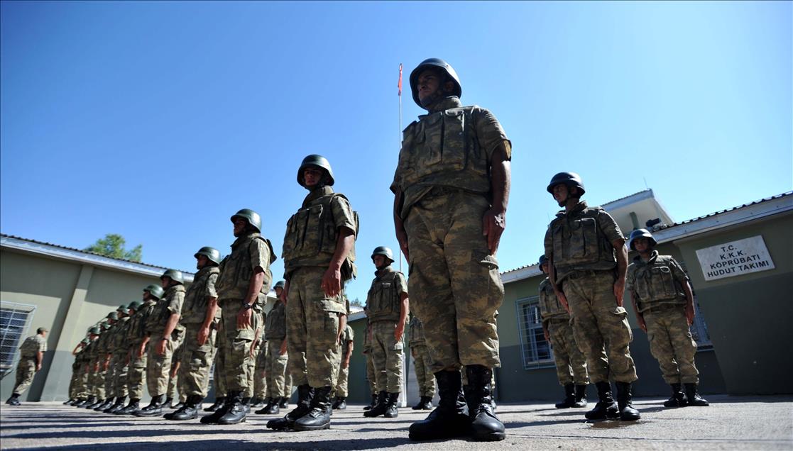 Suriye sınırında askerler bayramlaştı