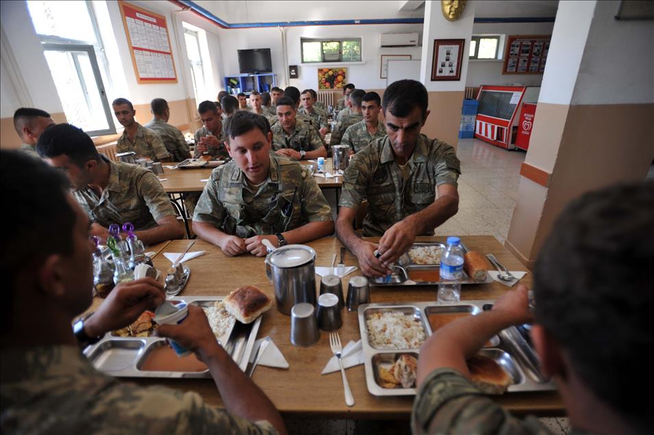 Suriye sınırında askerler bayramlaştı