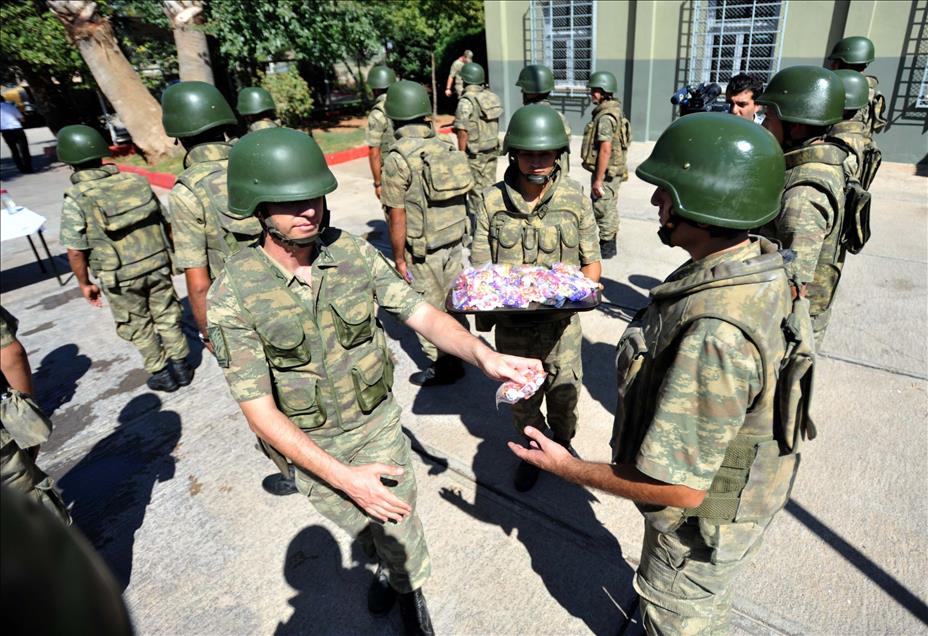 Suriye sınırında askerler bayramlaştı