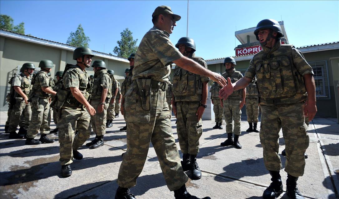 Suriye sınırında askerler bayramlaştı