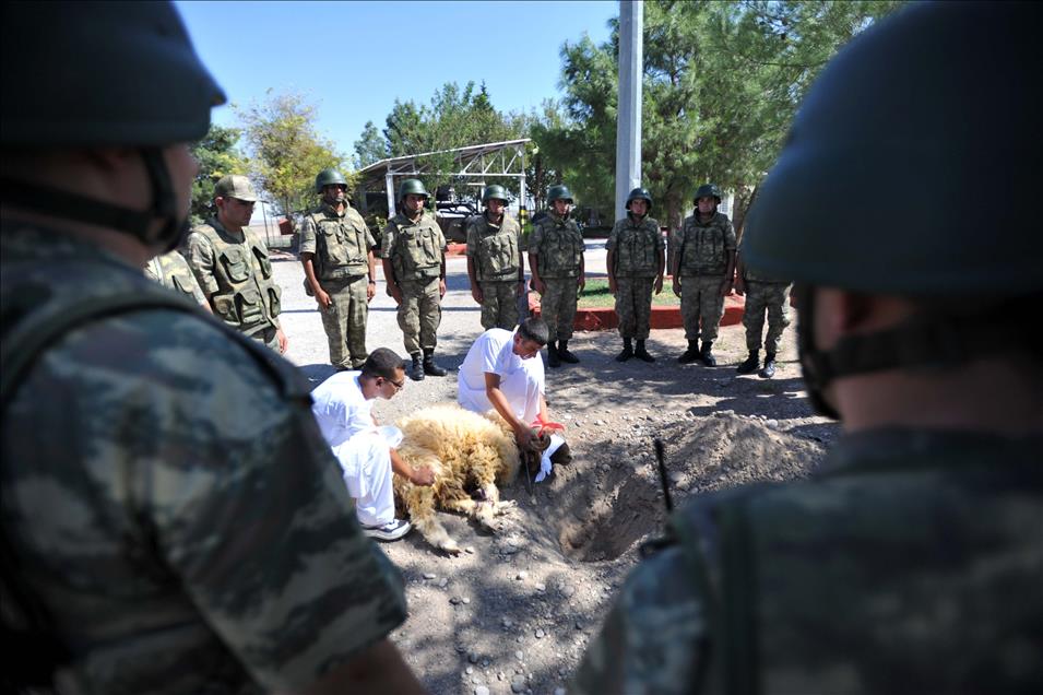 Suriye sınırında askerler bayramlaştı