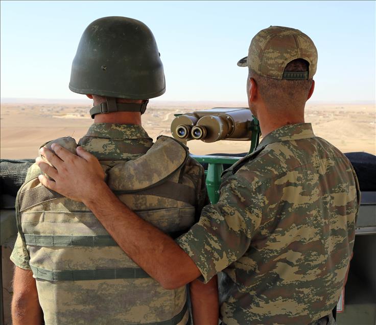 Suriye sınırında askerler bayramlaştı