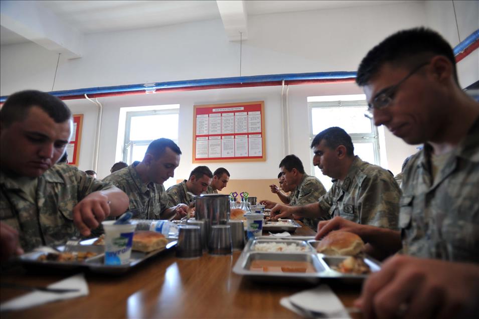 Suriye sınırında askerler bayramlaştı