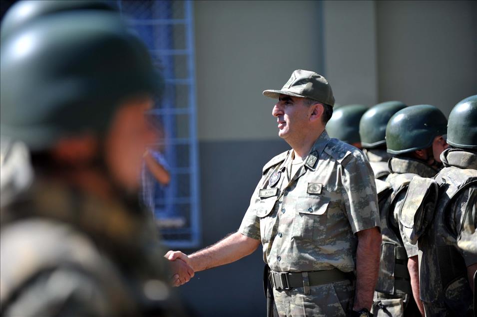 Suriye sınırında askerler bayramlaştı