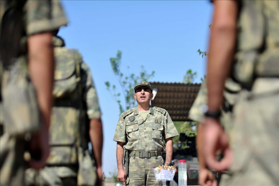 Suriye sınırında askerler bayramlaştı