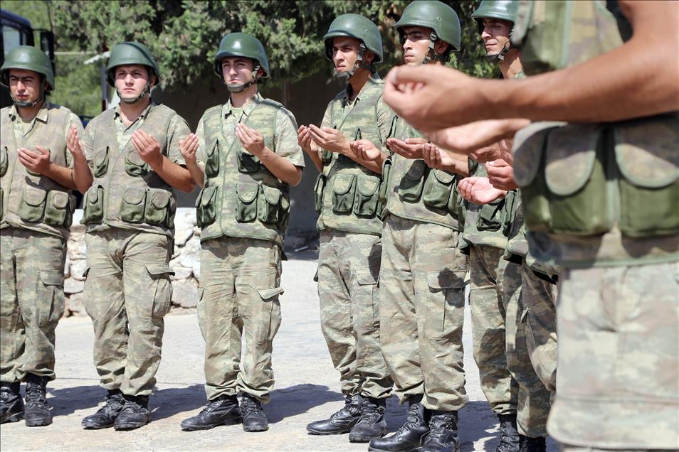 Suriye sınırında askerler bayramlaştı