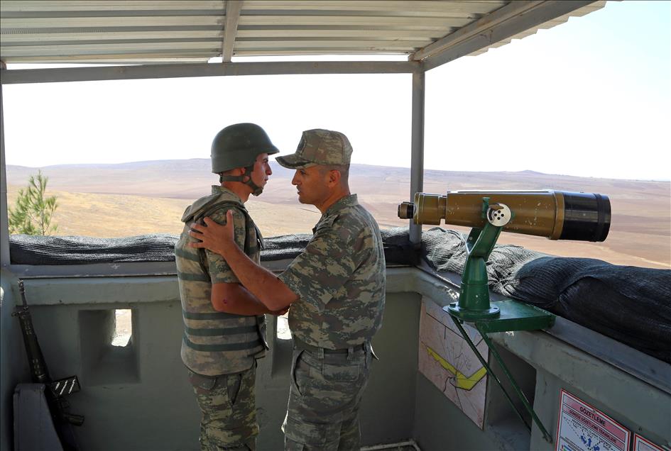 Suriye sınırında askerler bayramlaştı