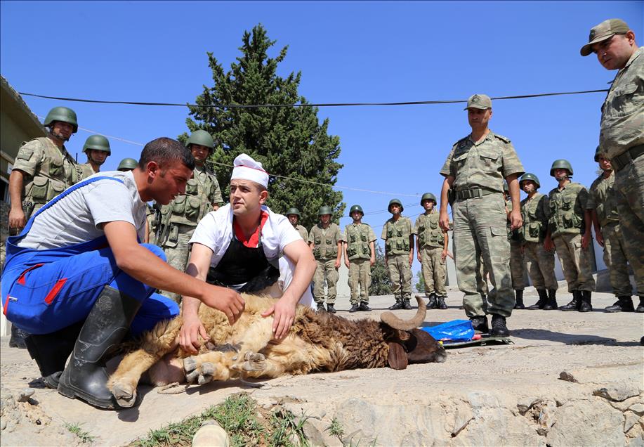 Suriye sınırında askerler bayramlaştı