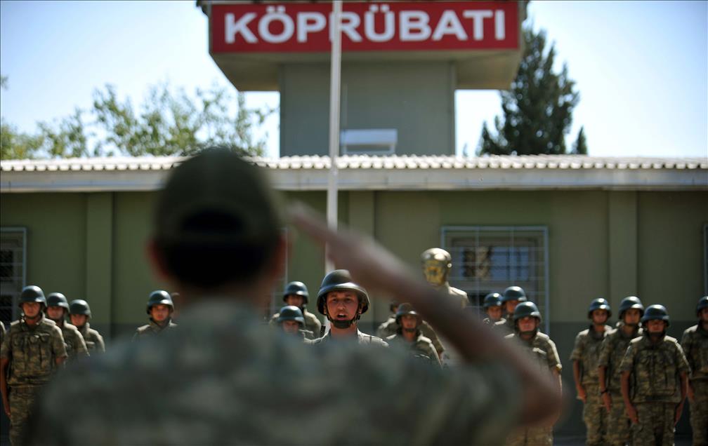 Suriye sınırında askerler bayramlaştı