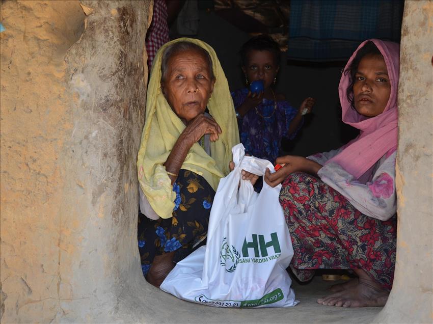İHH, Bangladeş'teki Arakan mülteci kamplarına kurban dağıttı